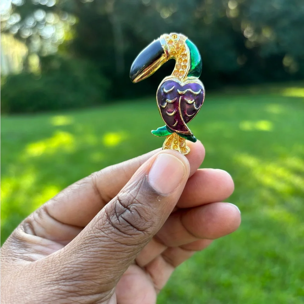Elegant Toucan Brooch with Gold and Purple Accents - Picture 3 of 6